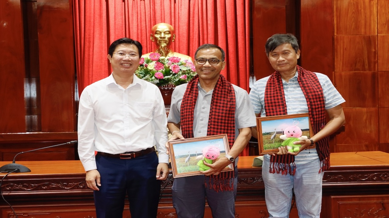 Leaders of the Provincial People's Committee work with the International Crane Foundation