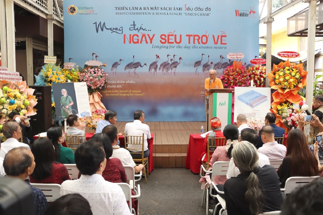 Ra mắt sách ảnh “Sếu đầu đỏ - Mong đợi ngày Sếu trở về”
